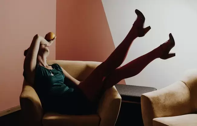 Νεαρή γυναίκα με κιρσούς των ποδιών